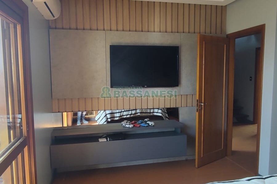 Sobrado com 257m², 4 dormitórios, 3 vagas, no bairro Colina Sorriso em Caxias do Sul para Comprar