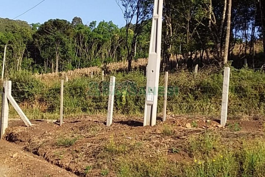 Chácara com 80m², 3 dormitórios, no bairro Pedras Brancas em São Marcos para Comprar