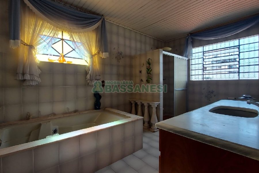 Casa com 200m², 3 dormitórios, 2 vagas, no bairro Panazzolo em Caxias do Sul para Comprar