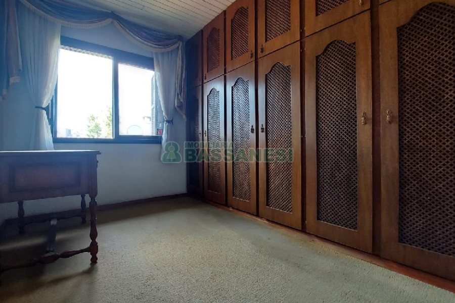 Casa com 200m², 3 dormitórios, 2 vagas, no bairro Panazzolo em Caxias do Sul para Comprar