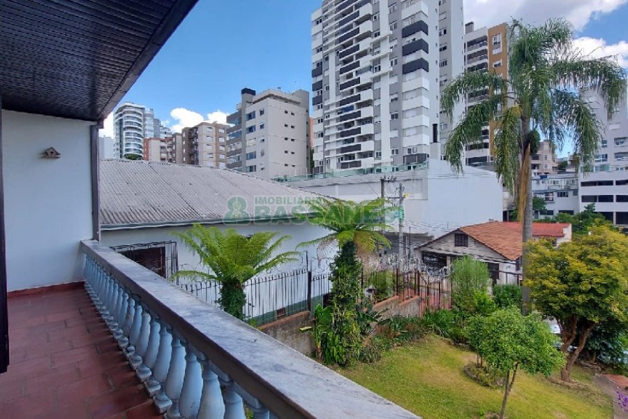 Casa com 200m², 3 dormitórios, 2 vagas, no bairro Panazzolo em Caxias do Sul para Comprar