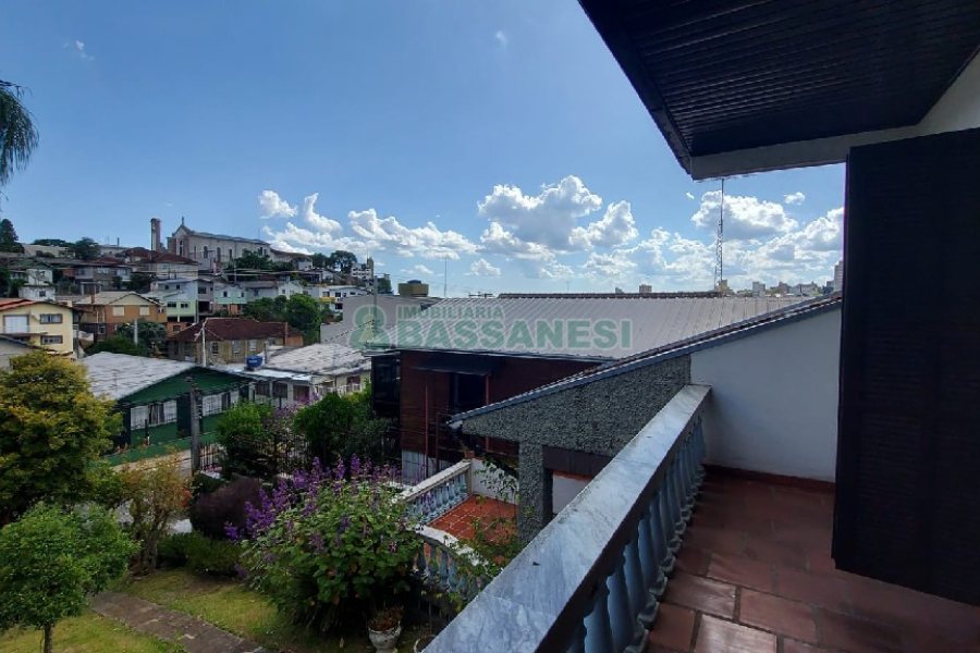 Casa com 200m², 3 dormitórios, 2 vagas, no bairro Panazzolo em Caxias do Sul para Comprar