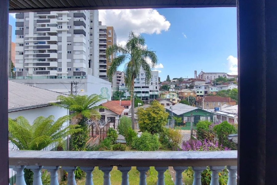 Casa com 200m², 3 dormitórios, 2 vagas, no bairro Panazzolo em Caxias do Sul para Comprar