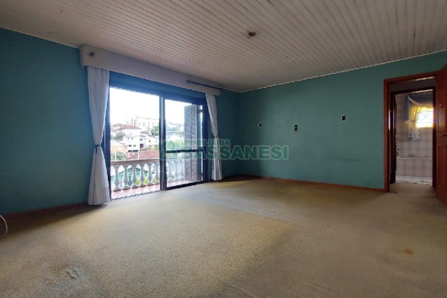 Casa com 200m², 3 dormitórios, 2 vagas, no bairro Panazzolo em Caxias do Sul para Comprar