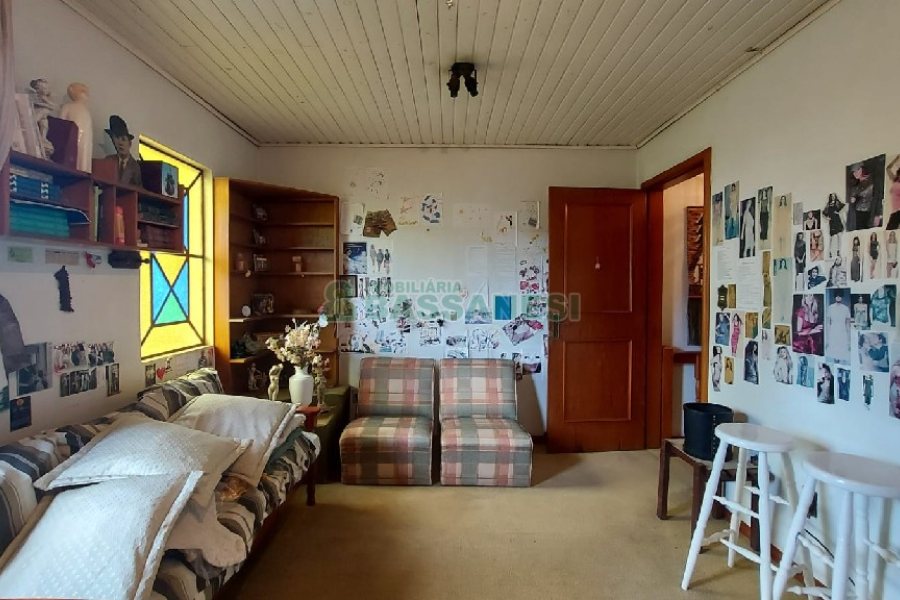 Casa com 200m², 3 dormitórios, 2 vagas, no bairro Panazzolo em Caxias do Sul para Comprar