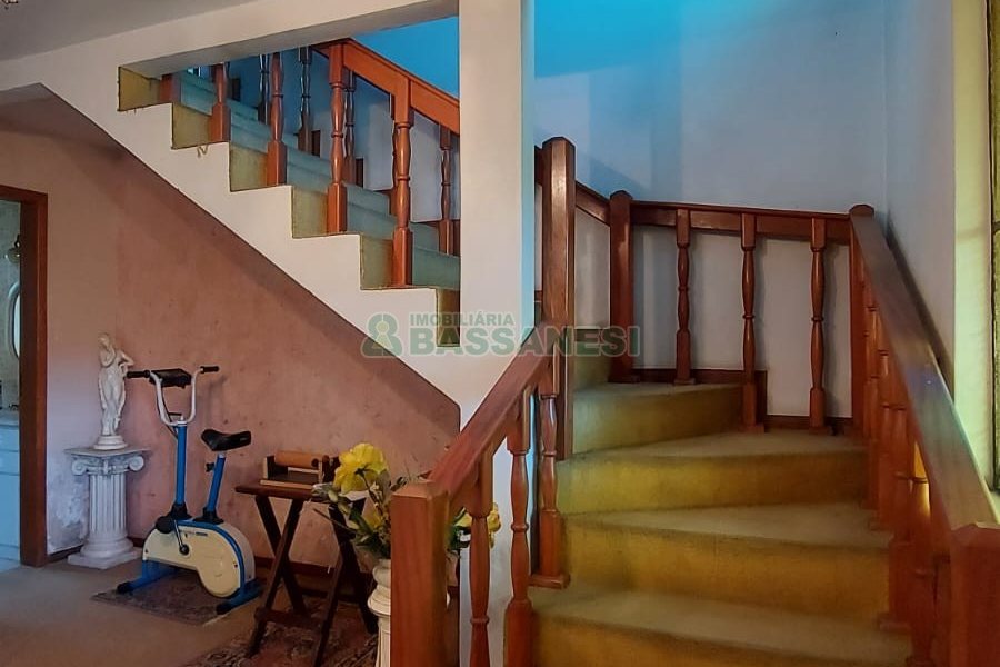 Casa com 200m², 3 dormitórios, 2 vagas, no bairro Panazzolo em Caxias do Sul para Comprar