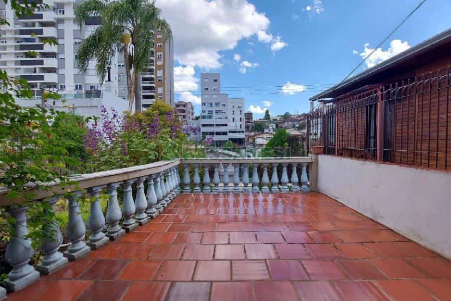 Casa com 200m², 3 dormitórios, 2 vagas, no bairro Panazzolo em Caxias do Sul para Comprar