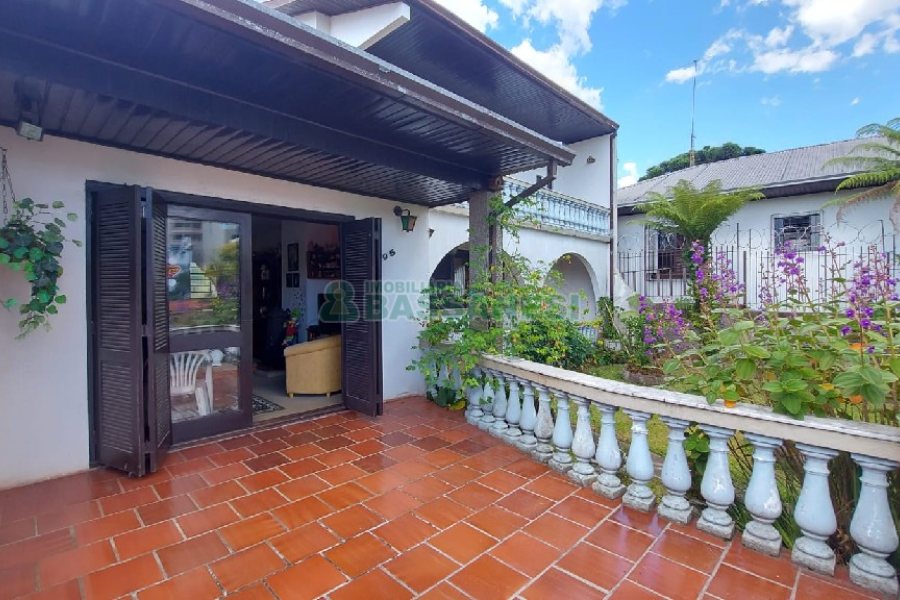 Casa com 200m², 3 dormitórios, 2 vagas, no bairro Panazzolo em Caxias do Sul para Comprar