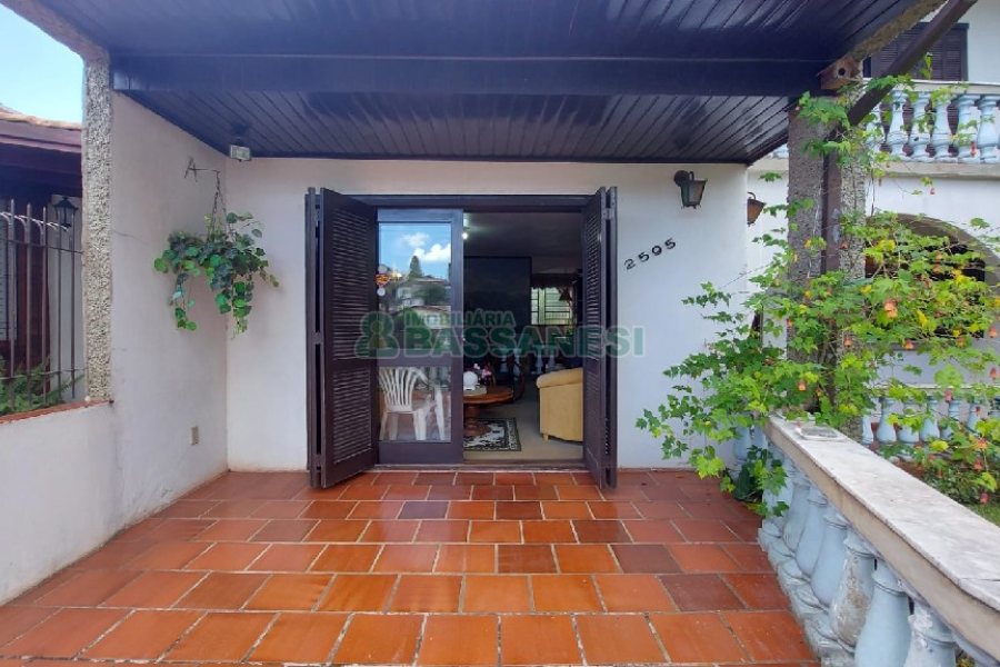 Casa com 200m², 3 dormitórios, 2 vagas, no bairro Panazzolo em Caxias do Sul para Comprar