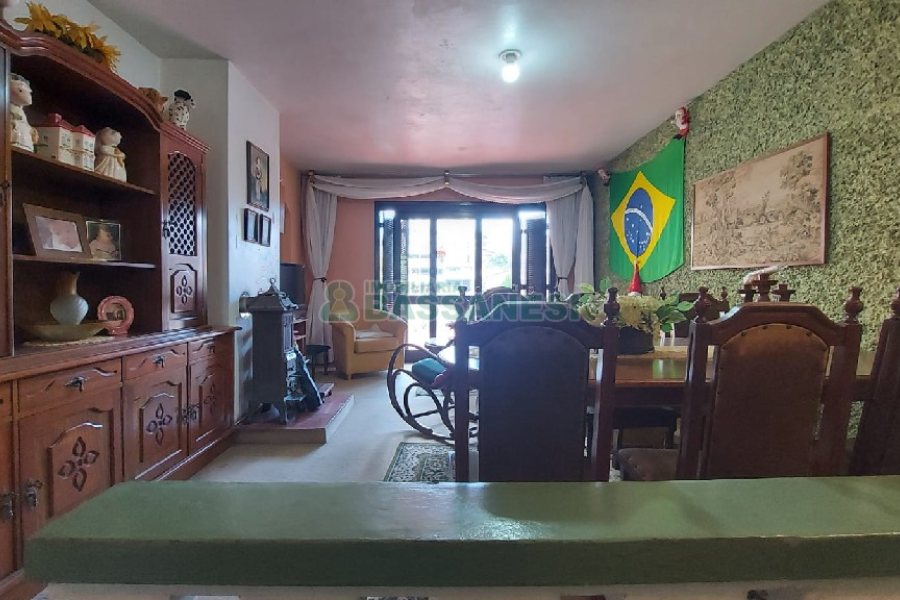 Casa com 200m², 3 dormitórios, 2 vagas, no bairro Panazzolo em Caxias do Sul para Comprar