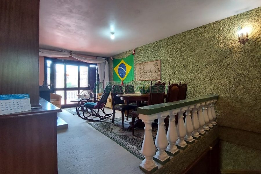 Casa com 200m², 3 dormitórios, 2 vagas, no bairro Panazzolo em Caxias do Sul para Comprar