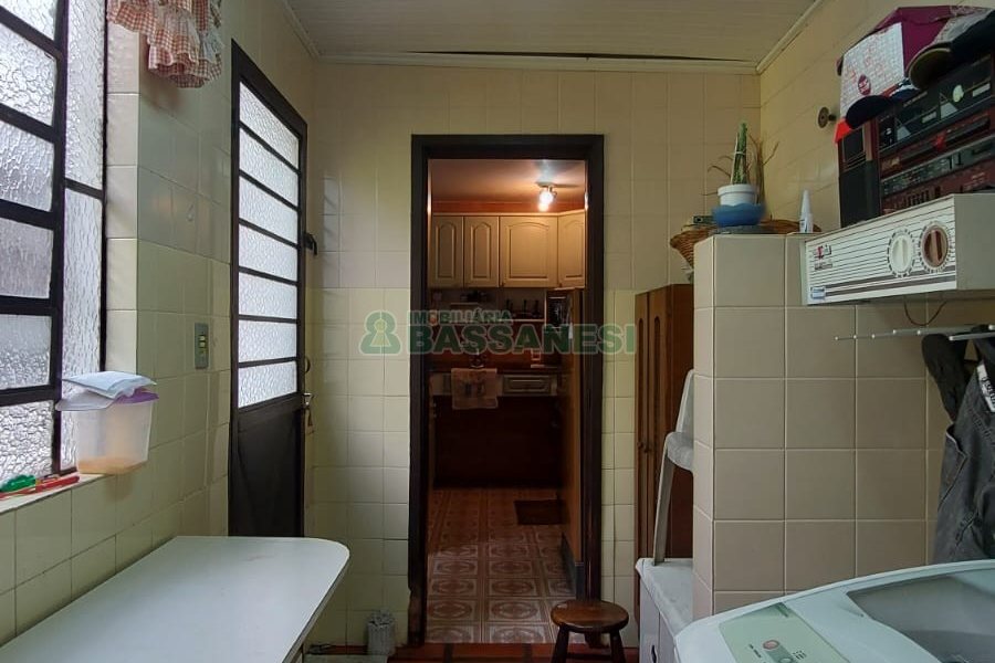 Casa com 200m², 3 dormitórios, 2 vagas, no bairro Panazzolo em Caxias do Sul para Comprar