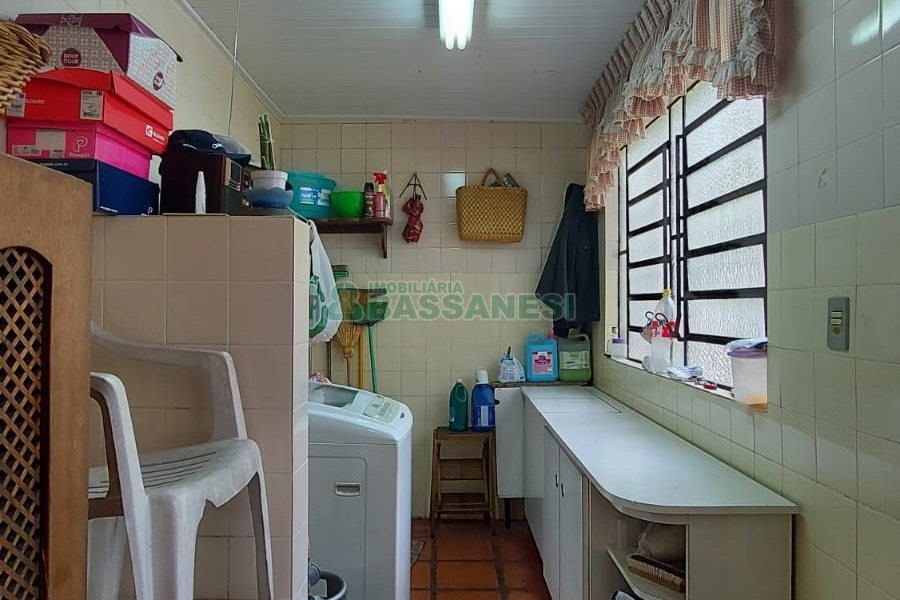 Casa com 200m², 3 dormitórios, 2 vagas, no bairro Panazzolo em Caxias do Sul para Comprar