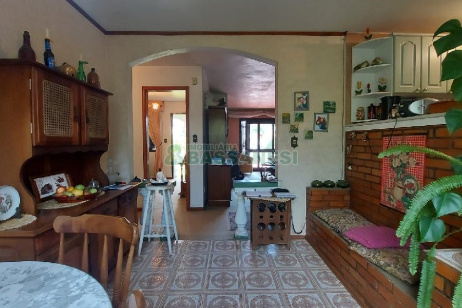 Casa com 200m², 3 dormitórios, 2 vagas, no bairro Panazzolo em Caxias do Sul para Comprar