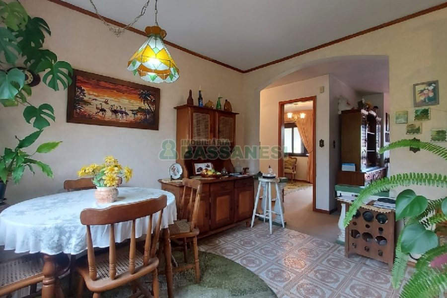 Casa com 200m², 3 dormitórios, 2 vagas, no bairro Panazzolo em Caxias do Sul para Comprar