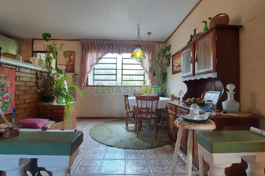 Casa com 200m², 3 dormitórios, 2 vagas, no bairro Panazzolo em Caxias do Sul para Comprar