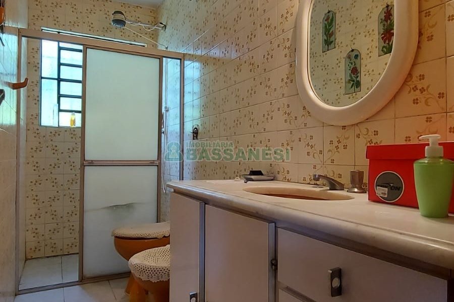 Casa com 200m², 3 dormitórios, 2 vagas, no bairro Panazzolo em Caxias do Sul para Comprar