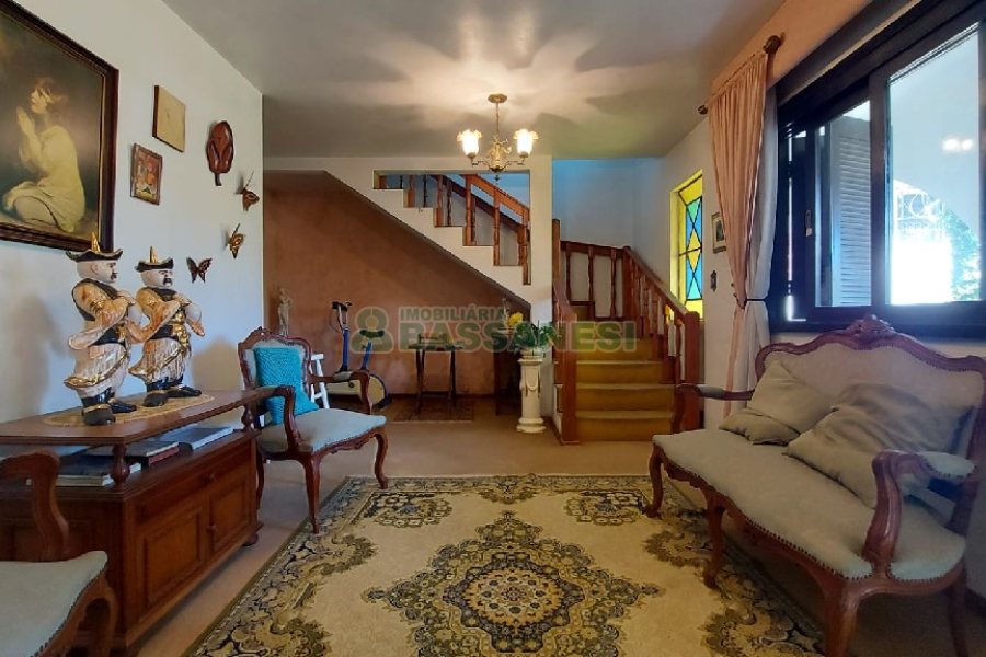 Casa com 200m², 3 dormitórios, 2 vagas, no bairro Panazzolo em Caxias do Sul para Comprar