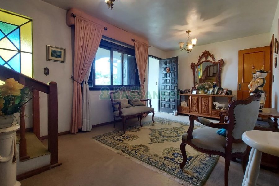 Casa com 200m², 3 dormitórios, 2 vagas, no bairro Panazzolo em Caxias do Sul para Comprar