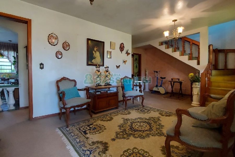 Casa com 200m², 3 dormitórios, 2 vagas, no bairro Panazzolo em Caxias do Sul para Comprar