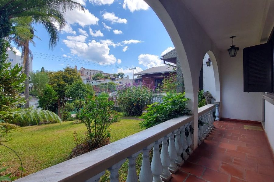 Casa com 200m², 3 dormitórios, 2 vagas, no bairro Panazzolo em Caxias do Sul para Comprar