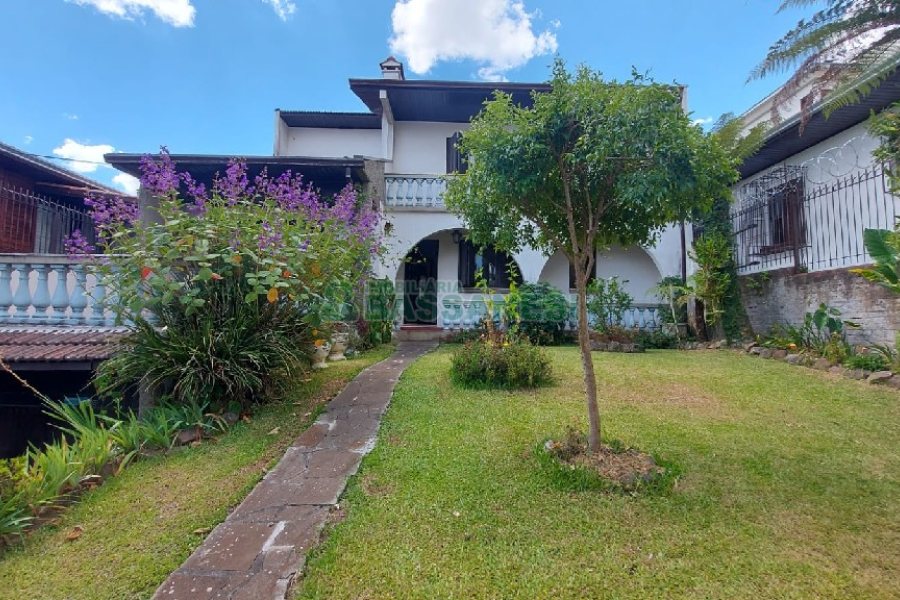 Casa com 200m², 3 dormitórios, 2 vagas, no bairro Panazzolo em Caxias do Sul para Comprar