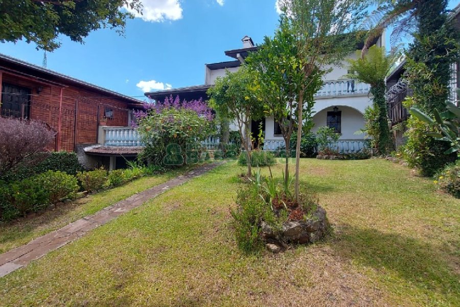 Casa com 200m², 3 dormitórios, 2 vagas, no bairro Panazzolo em Caxias do Sul para Comprar