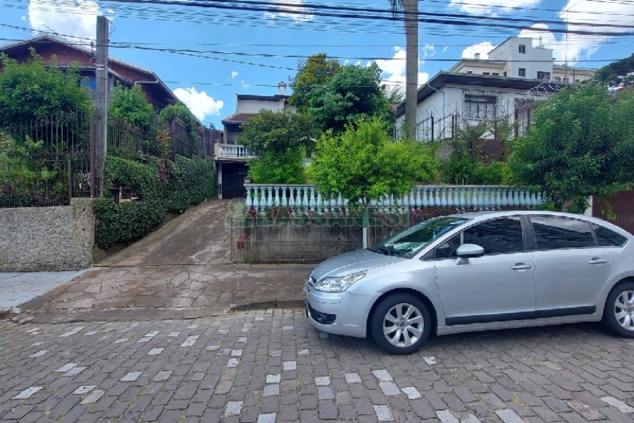 Casa com 200m², 3 dormitórios, 2 vagas, no bairro Panazzolo em Caxias do Sul para Comprar