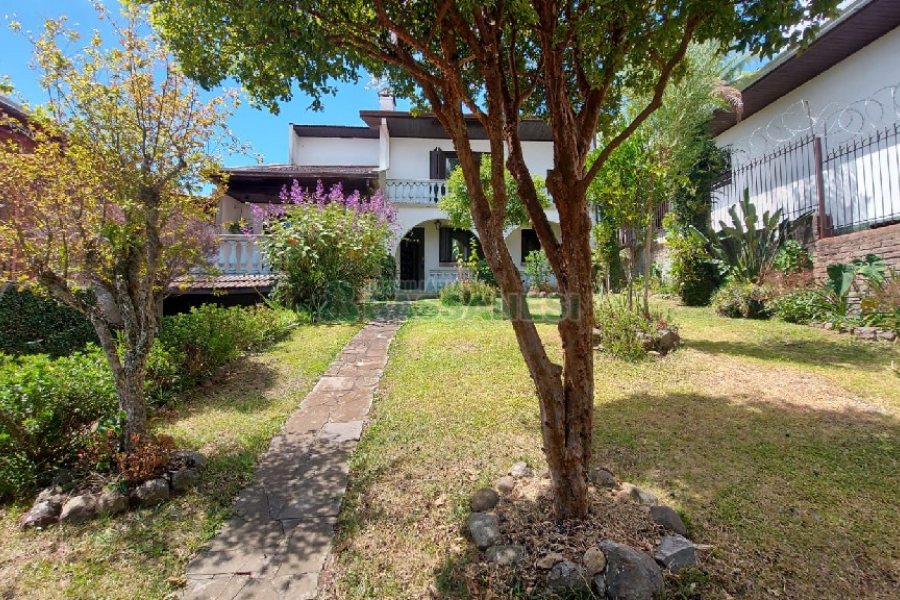 Casa com 200m², 3 dormitórios, 2 vagas, no bairro Panazzolo em Caxias do Sul para Comprar