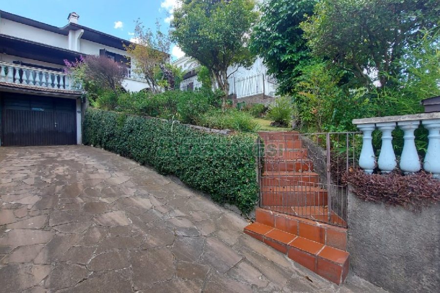 Casa com 200m², 3 dormitórios, 2 vagas, no bairro Panazzolo em Caxias do Sul para Comprar