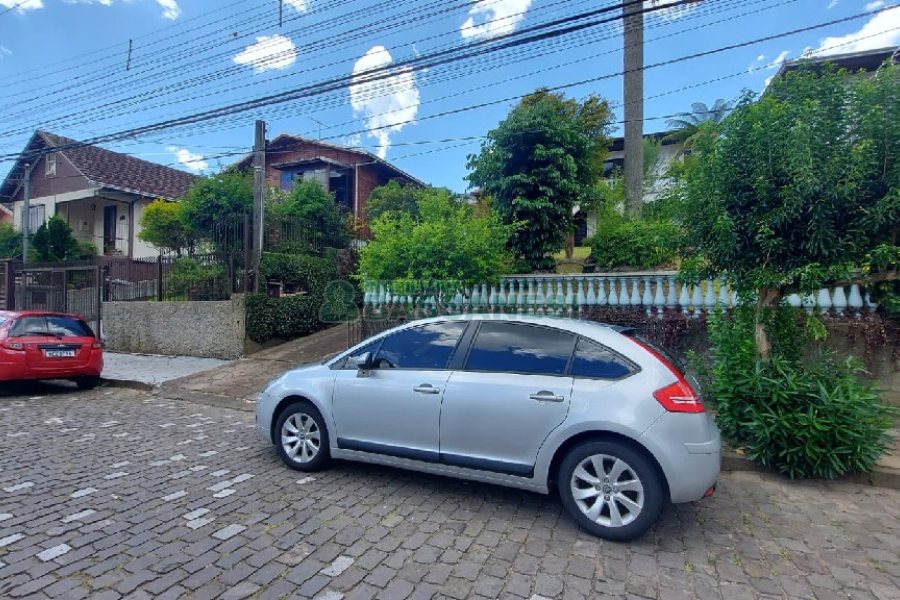 Casa com 200m², 3 dormitórios, 2 vagas, no bairro Panazzolo em Caxias do Sul para Comprar
