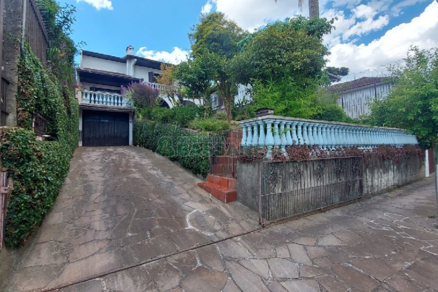 Casa com 200m², 3 dormitórios, 2 vagas, no bairro Panazzolo em Caxias do Sul para Comprar