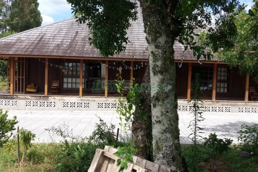 Chácara com 275m², 1 dormitório, 2 vagas, no bairro Criuva em São Marcos para Comprar