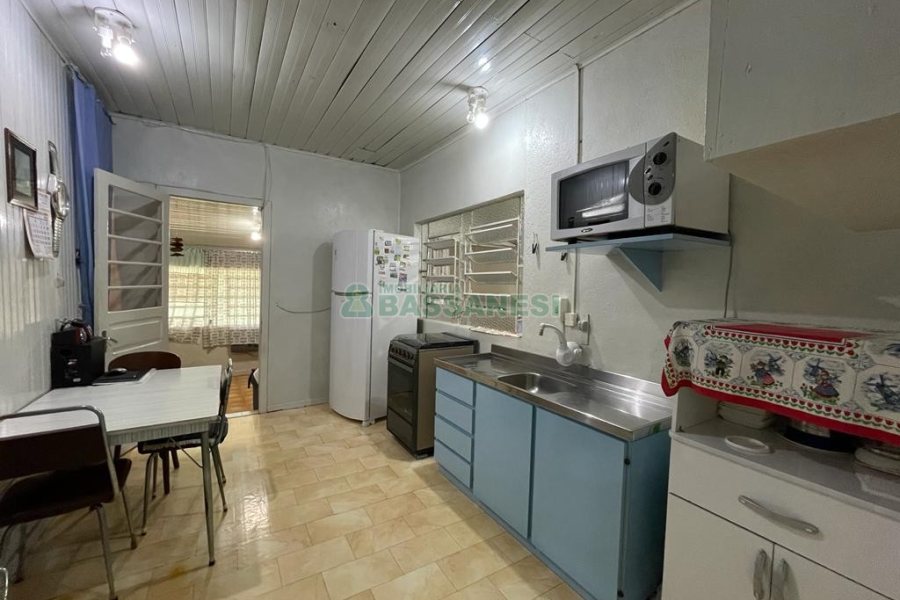 Casa com 95m², 2 dormitórios, 1 vaga, no bairro Rio Branco em Caxias do Sul para Comprar