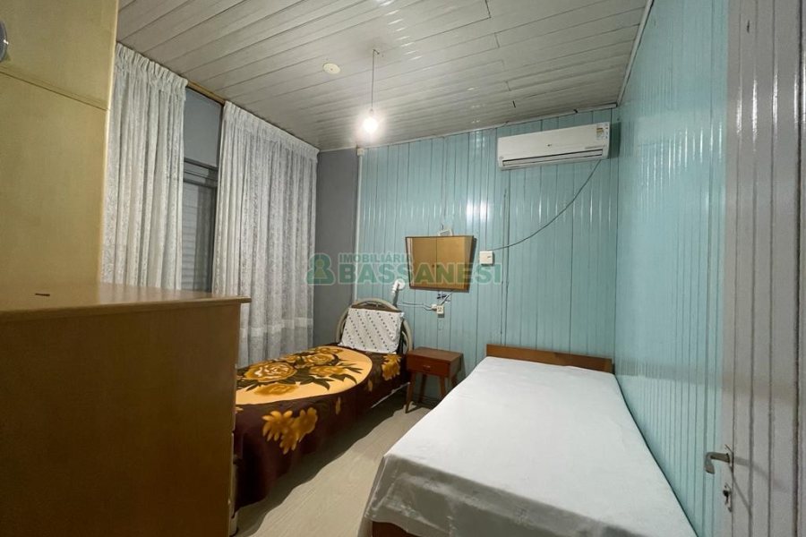 Casa com 95m², 2 dormitórios, 1 vaga, no bairro Rio Branco em Caxias do Sul para Comprar