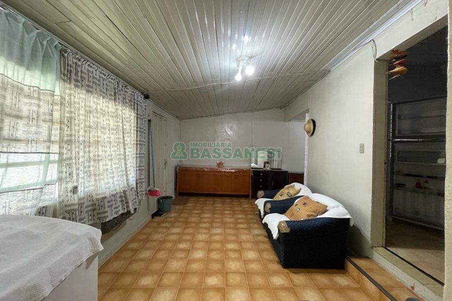 Casa com 95m², 2 dormitórios, 1 vaga, no bairro Rio Branco em Caxias do Sul para Comprar