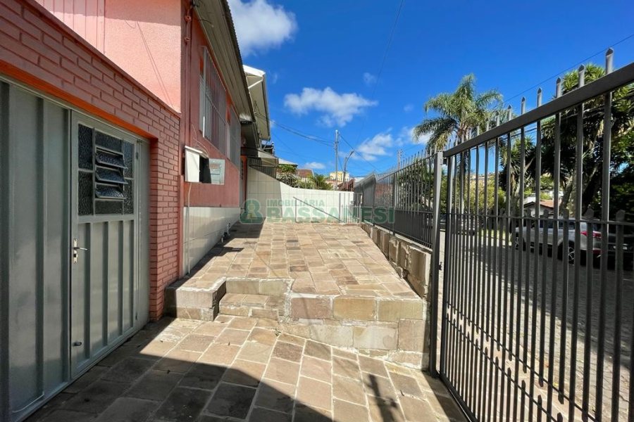 Casa com 95m², 2 dormitórios, 1 vaga, no bairro Rio Branco em Caxias do Sul para Comprar
