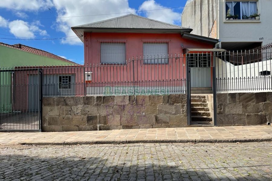 Casa com 95m², 2 dormitórios, 1 vaga, no bairro Rio Branco em Caxias do Sul para Comprar