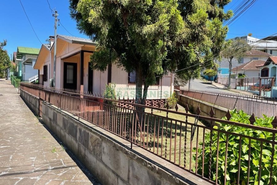 Casa com 130m², 3 dormitórios, 1 vaga, no bairro Rio Branco em Caxias do Sul para Comprar