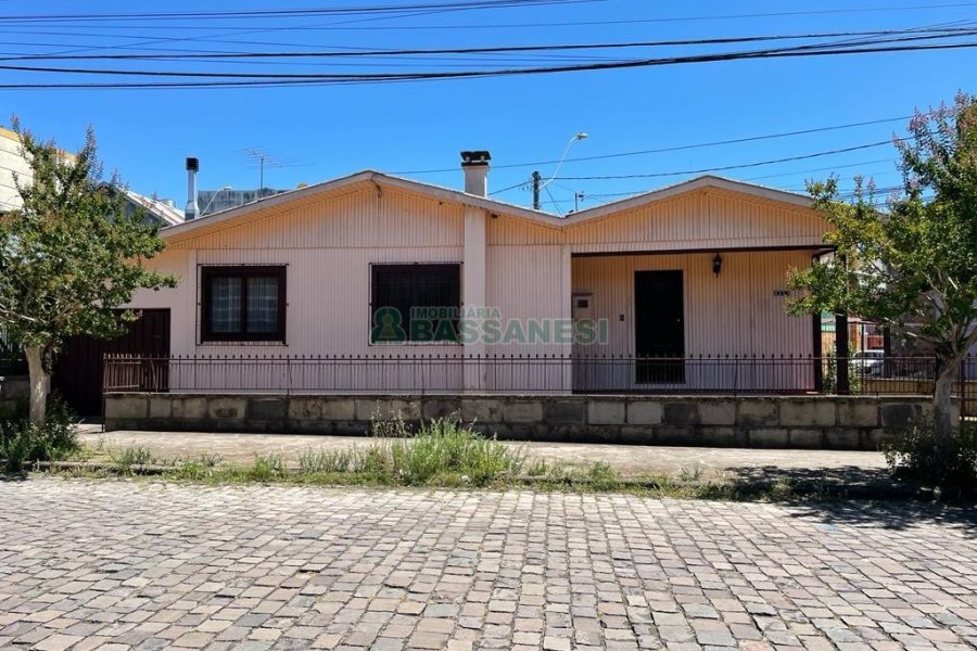 Casa com 130m², 3 dormitórios, 1 vaga, no bairro Rio Branco em Caxias do Sul para Comprar