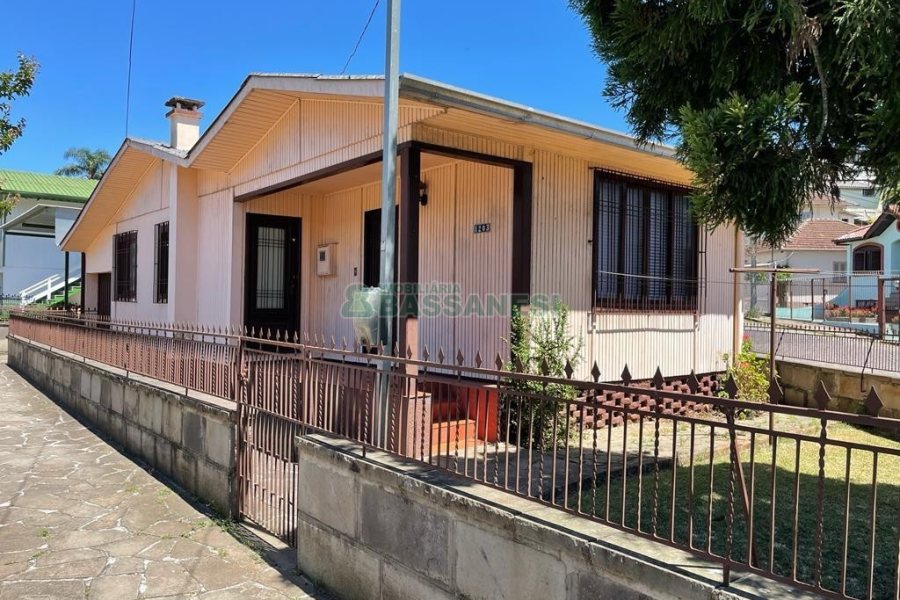 Casa com 130m², 3 dormitórios, 1 vaga, no bairro Rio Branco em Caxias do Sul para Comprar