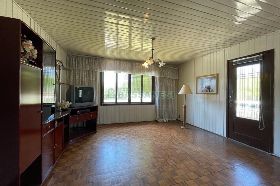 Casa com 130m², 3 dormitórios, 1 vaga, no bairro Rio Branco em Caxias do Sul para Comprar