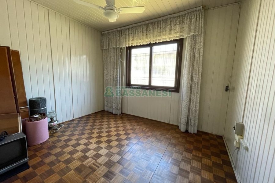 Casa com 130m², 3 dormitórios, 1 vaga, no bairro Rio Branco em Caxias do Sul para Comprar