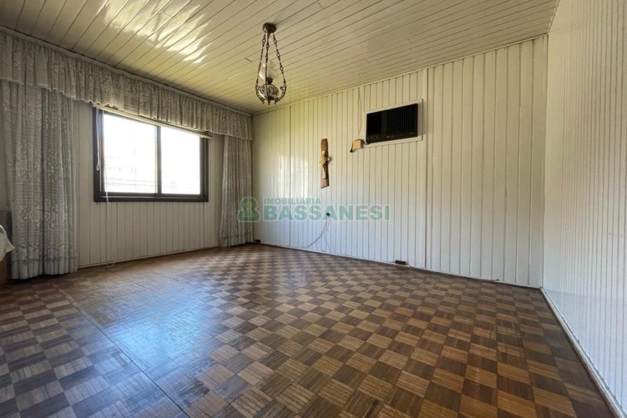 Casa com 130m², 3 dormitórios, 1 vaga, no bairro Rio Branco em Caxias do Sul para Comprar