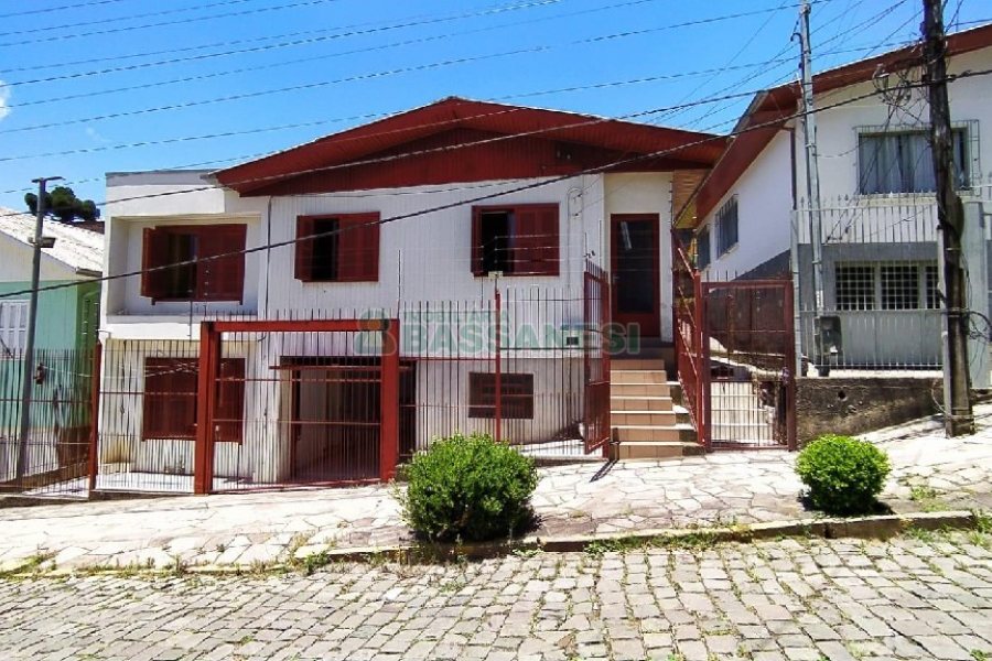 Casa com 141m², 3 dormitórios, 3 vagas, no bairro Sagrada Família em Caxias do Sul para Comprar