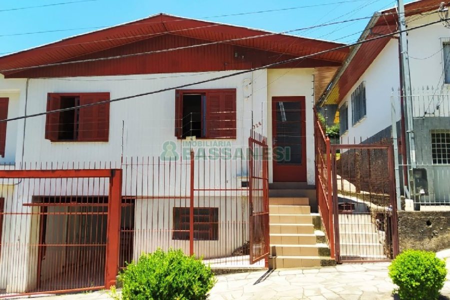 Casa com 141m², 3 dormitórios, 3 vagas, no bairro Sagrada Família em Caxias do Sul para Comprar