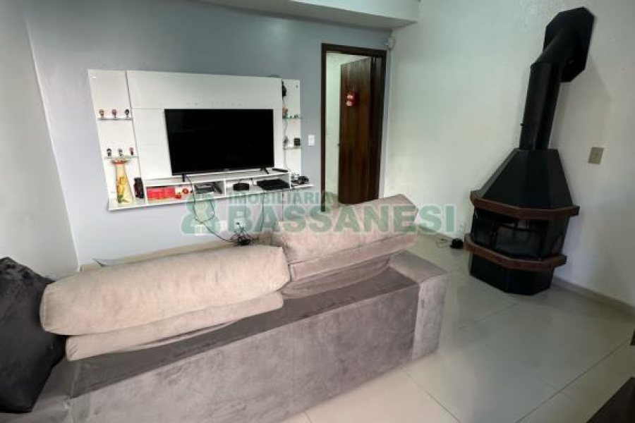 Casa com 105m², 3 dormitórios, 2 vagas, no bairro Interlagos em Caxias do Sul para Comprar