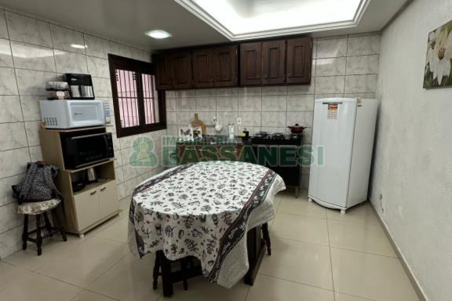 Casa com 105m², 3 dormitórios, 2 vagas, no bairro Interlagos em Caxias do Sul para Comprar