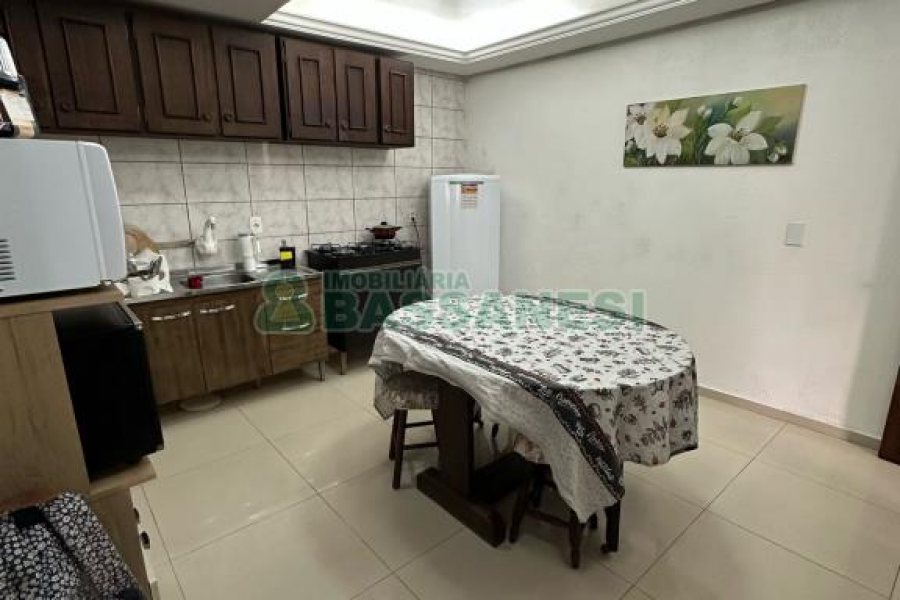 Casa com 105m², 3 dormitórios, 2 vagas, no bairro Interlagos em Caxias do Sul para Comprar