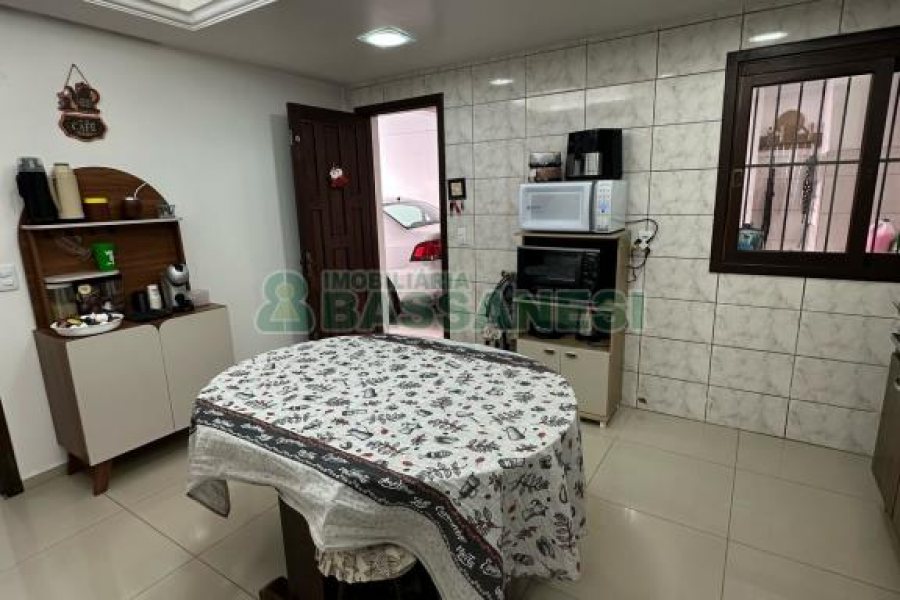 Casa com 105m², 3 dormitórios, 2 vagas, no bairro Interlagos em Caxias do Sul para Comprar
